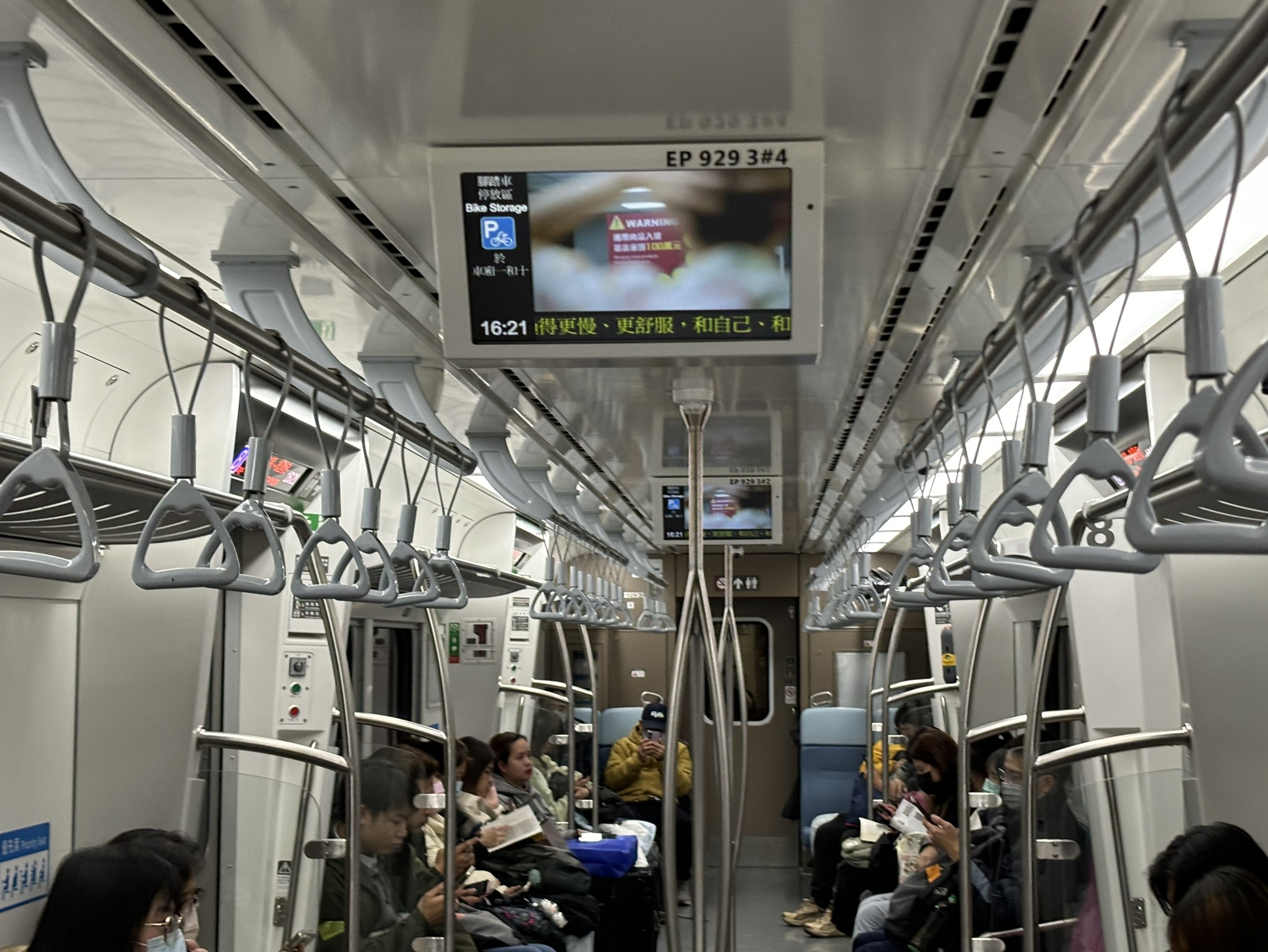 台鐵區間車車廂內 LCD 媒體實景